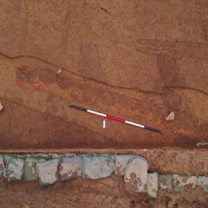 A closeup shot of the 1608 palisade extension. The post molds have been scored to make them easier to see. At the left side of the photo, a gap in the post molds and trench likely indicates the location of a gate.