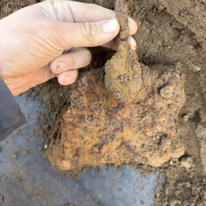 A "UFO" (Unidentified Ferrous Object) was revealed as a curry comb after being X-rayed.