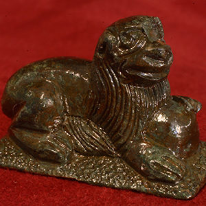 Cast lead weight shaped as a lion