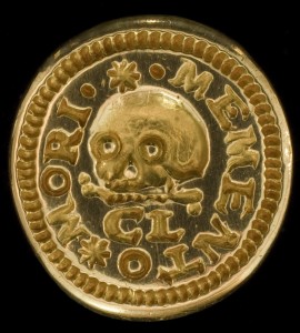 Ring with central skull seal and surrounding inscription memento mori