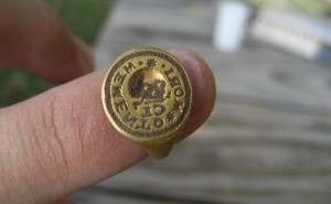 Ring with central skull seal and surrounding inscription memento mori