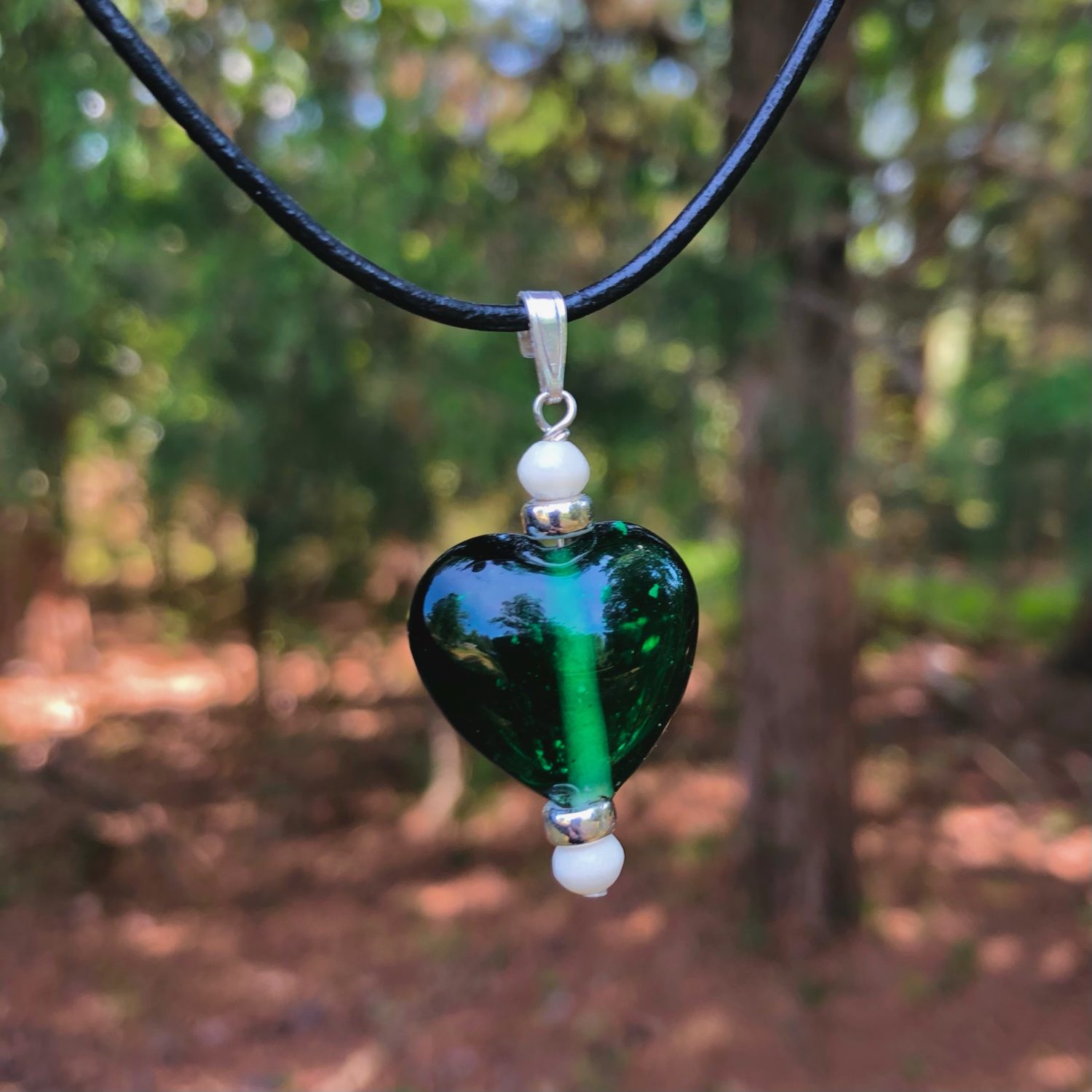 Details about  / VICTORIAN STYLE DEEP GREEN FACETED ACRYLIC SILVER PLATED PENDANT NECKLACE FRAME